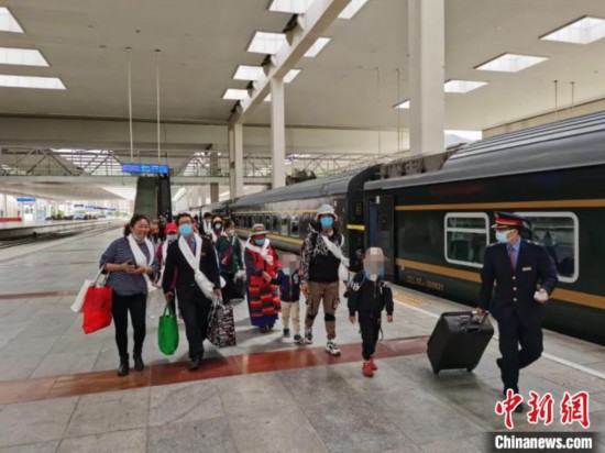 圖為拉薩車站工作人員為西藏先心病患兒和陪同人員提供“綠色”接力幫扶，并開通了專門通道，讓他們快速進站上車。拉薩車站 供圖
