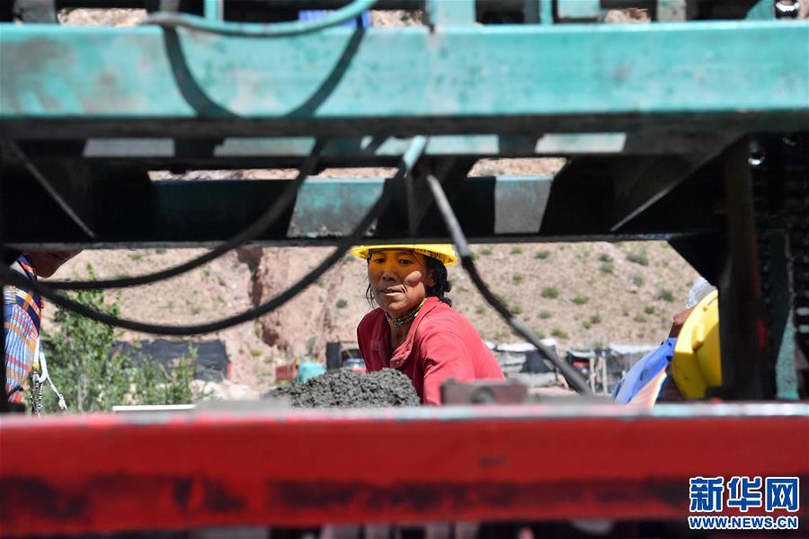 (社會(huì))(2)藏東脫貧影像:為家鄉(xiāng)建設(shè)“添磚加瓦”