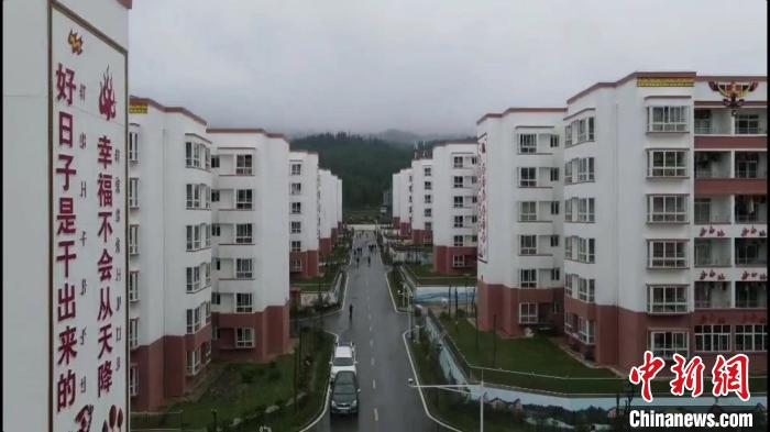 越西縣最大的易地扶貧搬遷安置點(diǎn)——城北感恩社區(qū)?！『武?攝