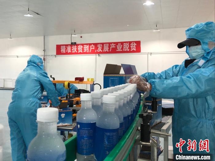圖為阿里地區(qū)措勤縣某飲用水加工公司，該公司以“基地+公司+貧困民眾”為運(yùn)營(yíng)模式，帶動(dòng)貧困民眾68戶232人。　謝牧 攝
