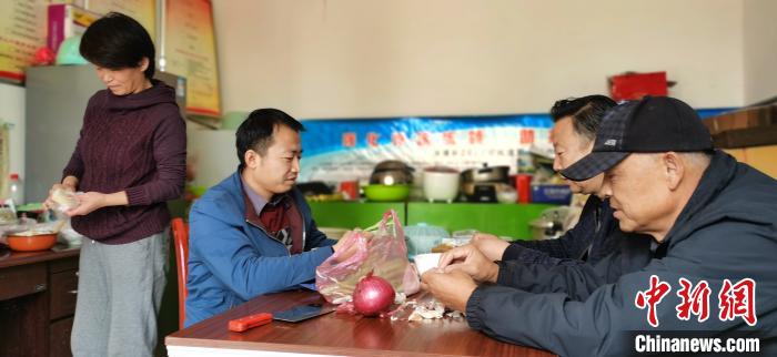 圖為扶貧路上“臨時一家人”準備午餐?！∥航ㄜ?攝