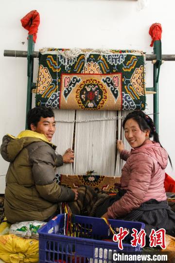 圖為1月15日，在日喀則市謝瑪氆氌農(nóng)村合作社，拉孜村一對夫婦在編織卡墊(資料圖)?！≮w朗 攝