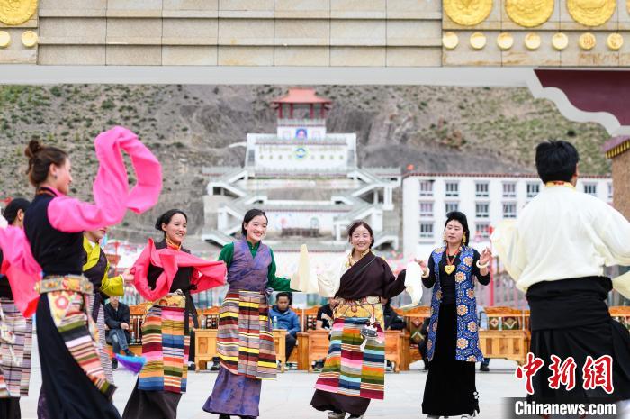 圖為西藏昌都市洛隆縣易地搬遷安置點阿托卡小康示范新村村民載歌載舞慶脫貧(資料圖)?！『闻罾?攝
