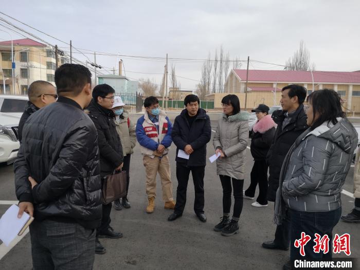 圖為青海大學工作人員正在現(xiàn)場考察該項目進行情況?！±罱瓕?攝