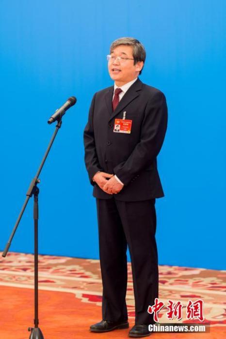 3月10日，全國(guó)政協(xié)十三屆四次會(huì)議第三場(chǎng)“委員通道”采訪活動(dòng)在北京人民大會(huì)堂新聞發(fā)布廳舉行。圖為全國(guó)政協(xié)委員阿拉坦倉(cāng)通過網(wǎng)絡(luò)視頻方式接受媒體采訪。<a target='_blank' ><p  align=