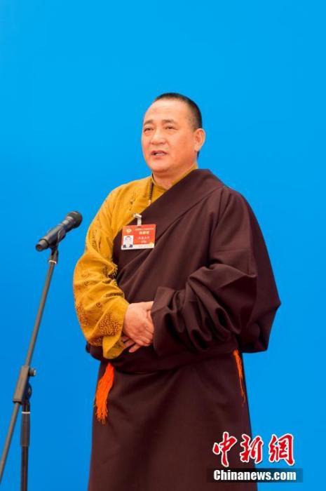 3月10日，全國(guó)政協(xié)十三屆四次會(huì)議第三場(chǎng)“委員通道”采訪活動(dòng)在北京人民大會(huì)堂新聞發(fā)布廳舉行。圖為全國(guó)政協(xié)委員洛桑山丹通過網(wǎng)絡(luò)視頻方式接受媒體采訪。<a target='_blank' ><p  align=