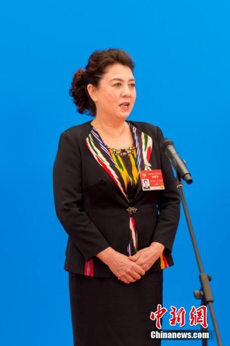 3月10日，全國(guó)政協(xié)十三屆四次會(huì)議第三場(chǎng)“委員通道”采訪活動(dòng)在北京人民大會(huì)堂新聞發(fā)布廳舉行。圖為全國(guó)政協(xié)委員古麗帕麗·阿不都拉通過網(wǎng)絡(luò)視頻方式接受媒體采訪。<a target='_blank' ><p  align=