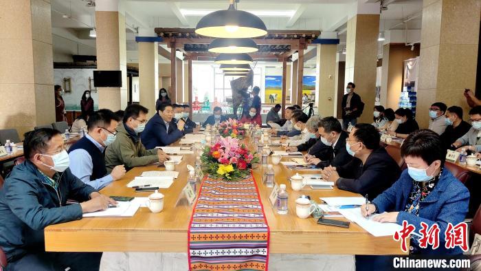 圖為國家糧食產(chǎn)業(yè)(青稞深加工)技術(shù)創(chuàng)新分中心在西藏拉薩掛牌儀式現(xiàn)場?！∝暽＠?攝