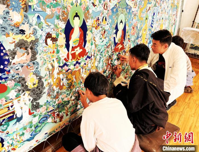青海唐卡藝術(shù)小鎮(zhèn)：“勞模畫師”師帶徒，文化扶貧富一方
