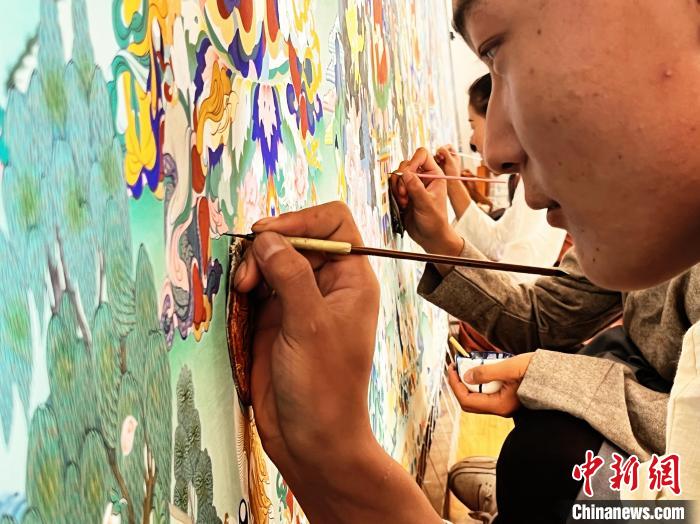 圖為畫師繪畫唐卡?！●R文莉 供圖