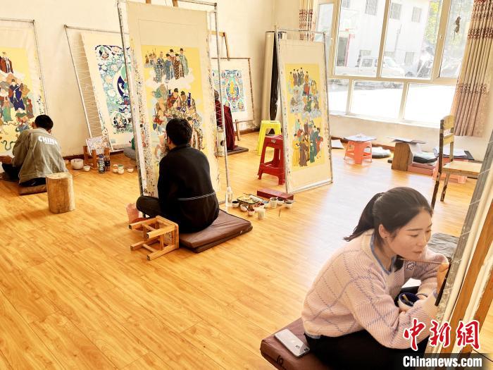 圖為畫室內(nèi)學(xué)徒練習(xí)繪畫唐卡?！●R文莉 供圖