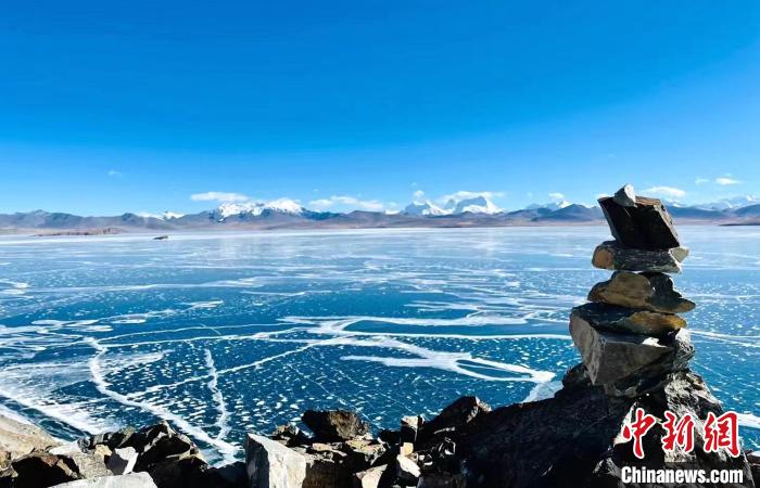 圖為普瑪江塘鄉(xiāng)境內(nèi)的雪山、冰湖美景。　浪卡子縣網(wǎng)信辦供圖