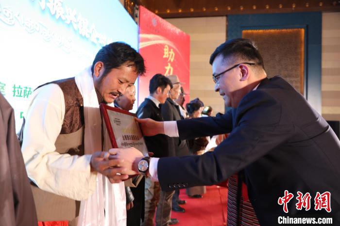 圖為拉薩市銀企對(duì)接洽談會(huì)現(xiàn)場(chǎng)?！「裆愔?攝