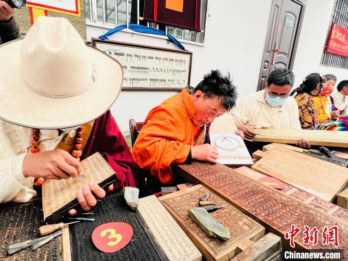 圖為2022年，聶榮縣當木江鄉(xiāng)“鄉(xiāng)村振興那曲奮進”活動雕刻比賽現(xiàn)場。資料圖 那曲市“鄉(xiāng)村振興 那曲奮進”活動辦供圖