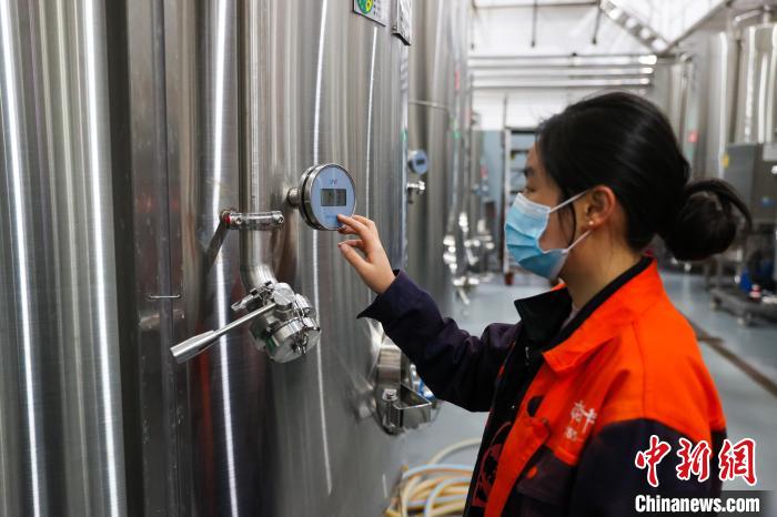 西藏芒康：葡萄種植成當(dāng)?shù)孛癖娭赂恢匾緩? oldsrc=