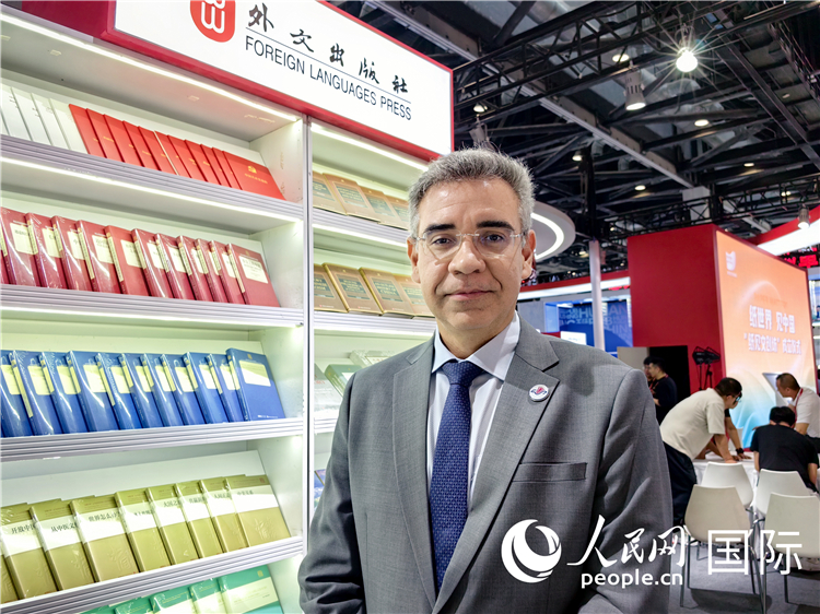 巴西東進(jìn)出版社社長(zhǎng)高文勇接受人民網(wǎng)專訪。人民網(wǎng)記者 符園園攝