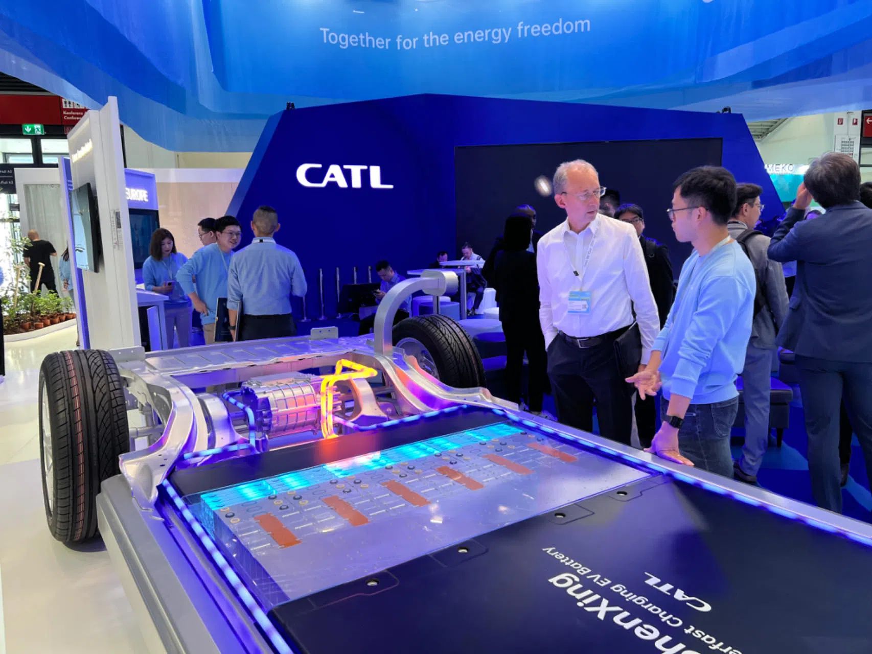 寧德時(shí)代在德國國際汽車及智慧出行博覽會的展臺。人民網(wǎng)記者 李強(qiáng)攝