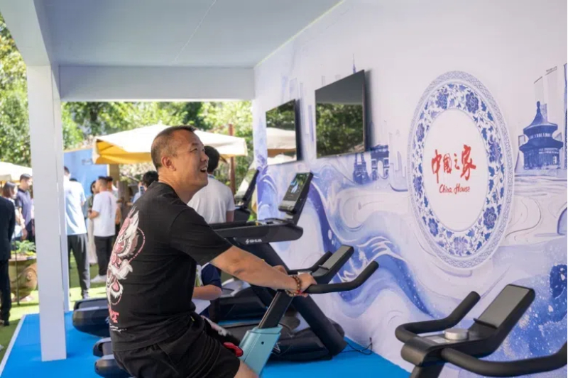 參觀者在智慧體育公園體驗動感單車。巴黎