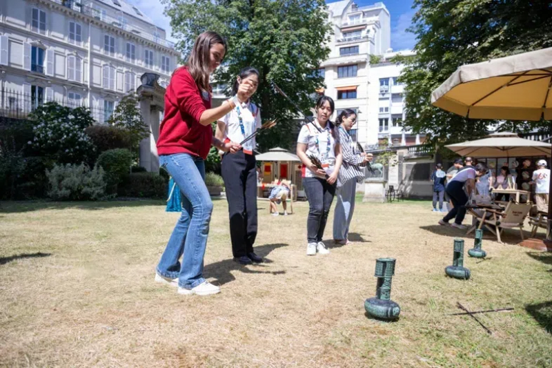 中外友人體驗投壺游戲。巴黎
