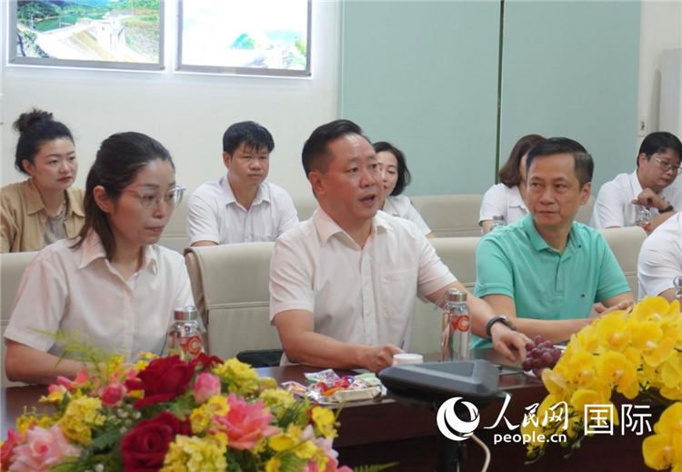 越中電力公司董事長李志雄（前排左二）介紹越南電力情況。葛沙莎攝