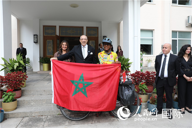 9月6日，摩洛哥駐華大使阿卜杜勒卡迪爾·安薩里在大使官邸舉行儀式，歡迎并招待卡里姆·穆斯塔。人民網(wǎng)記者 王晶攝