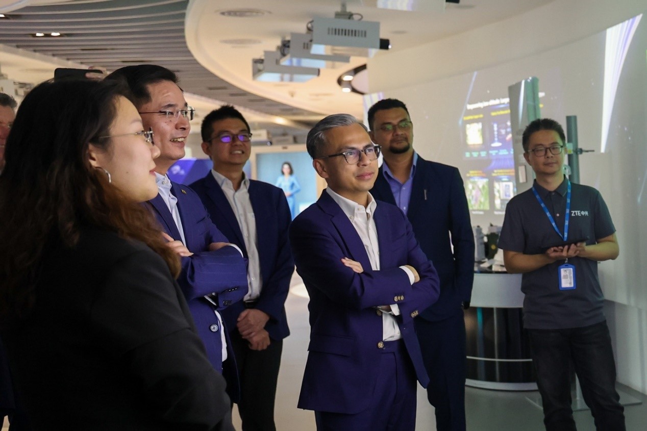 馬來西亞通訊部長法米·法茲（右三）在華訪問中國知名通信企業(yè)。（照片由馬來西亞通訊部提供） (1)