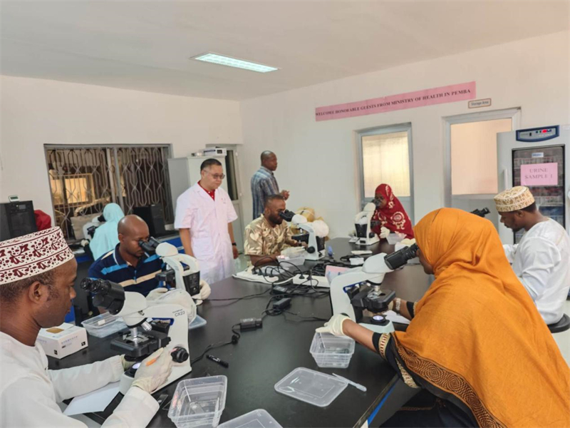 實驗室操作培訓(xùn)現(xiàn)場。徐張懿攝。（專家組供圖）