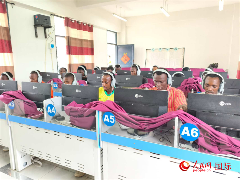 學(xué)生們正在上聽力課。人民網(wǎng)記者 黃培昭攝