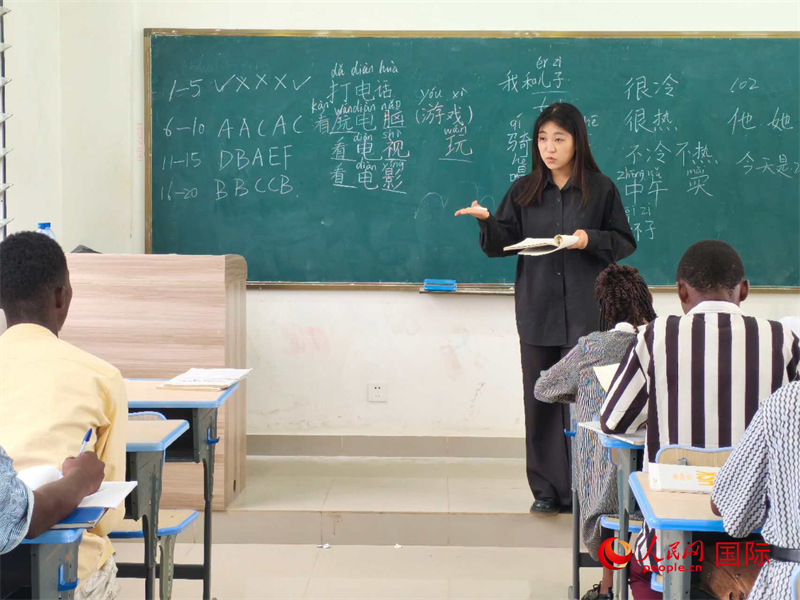 中國老師在給學(xué)生們講課。人民網(wǎng)記者 黃培昭攝