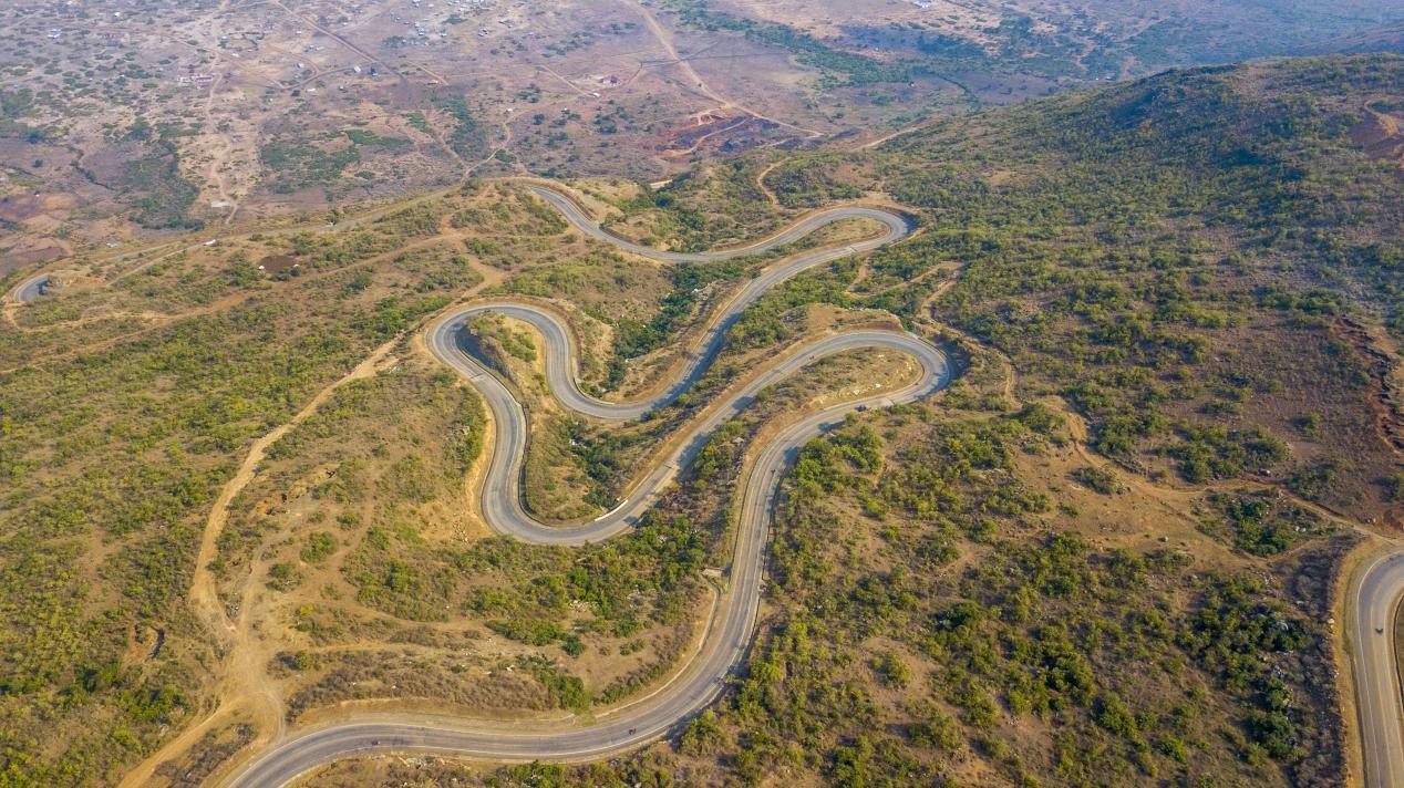 跨崖公路航拍圖。田雨攝