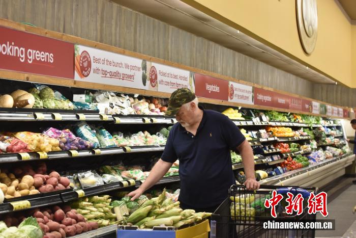 當(dāng)?shù)貢r(shí)間7月18日，美國密歇根大學(xué)公布報(bào)告顯示，7月美國消費(fèi)者信心指數(shù)升至61.8，為近5個(gè)月以來的最高值。圖為美國民眾在馬里蘭州羅克韋爾一超市購物。 <a target='_blank' href='/' _fcksavedurl='/'><p  align=