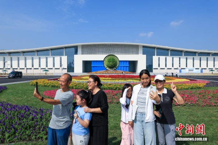 8月31日，天津，市民在2025年上海合作組織峰會主會場外自拍。當日，2025年上海合作組織峰會在天津舉行。<a target='_blank' href='/'><p  align=