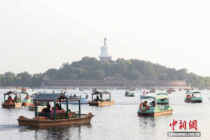 10月7日，國慶節(jié)、中秋節(jié)假期進入尾聲，北京北海公園熱度不減，不少市民游客在公園乘船游玩。<a target='_blank' href='/' _fcksavedurl='/'><p  align=