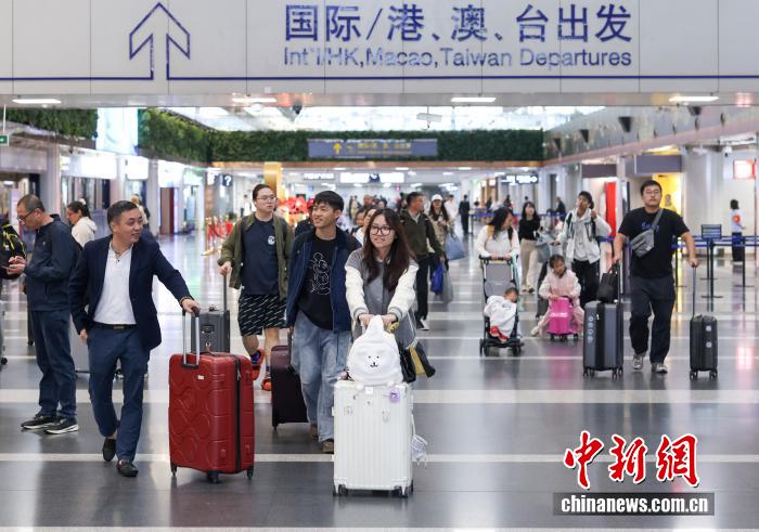 10月8日是國慶中秋假期最后一天，大量旅客在北京首都國際機場出行。 <a target='_blank' href='/' _fcksavedurl='/'><p  align=