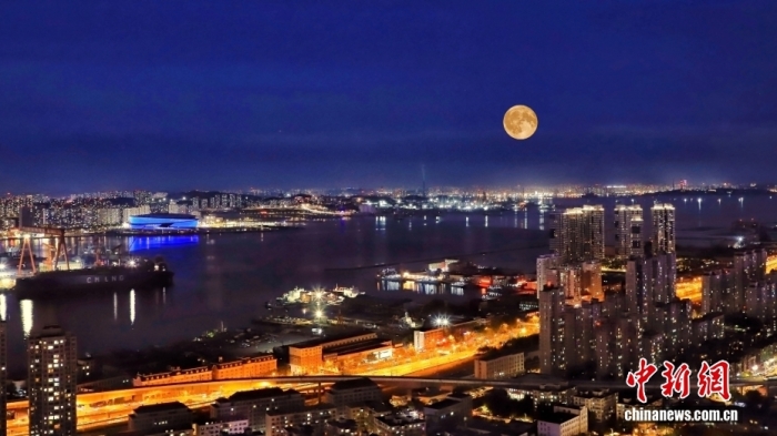 遼寧大連，中秋節(jié)一輪圓月從大連梭魚灣東方海岸線升起。