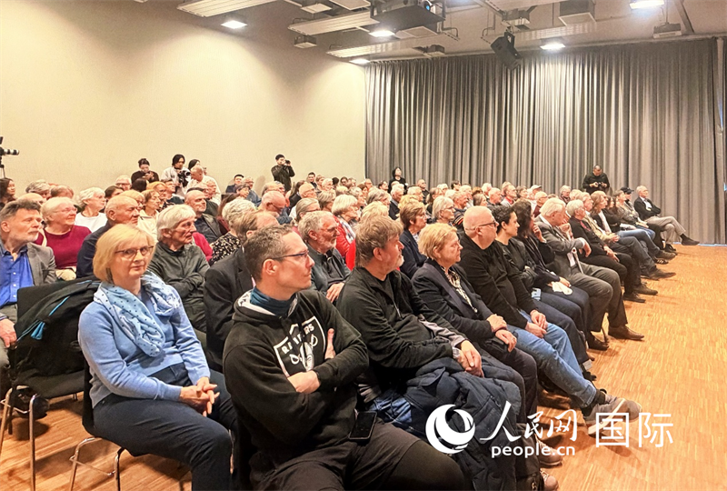 （當(dāng)?shù)貢r間4月9日，柏林中國文化中心舉辦“中國故事”系列講座之“騎行中國：喜馬拉雅、絲綢之路與重走長征路”，圖為講座現(xiàn)場。 人民網(wǎng)記者 劉赫攝）