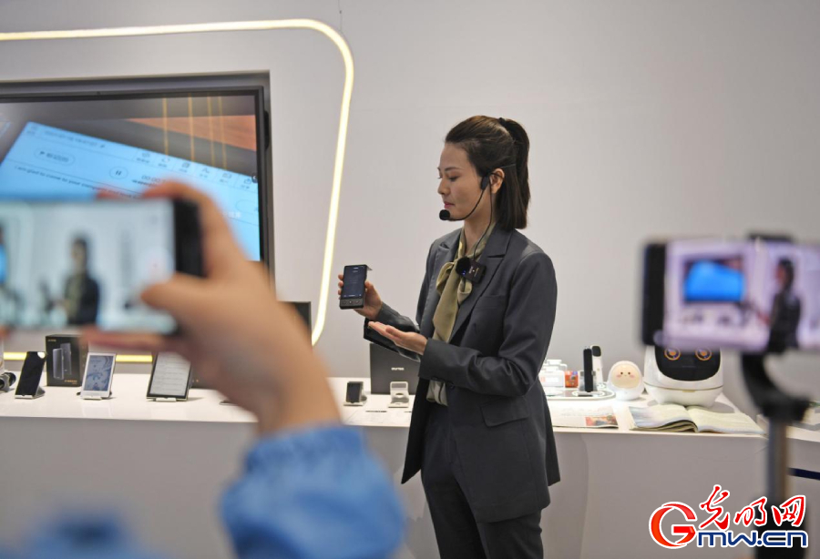 組圖丨AI、網(wǎng)絡(luò)安全、跨境電商……數(shù)字經(jīng)濟(jì)如此 “陜”耀