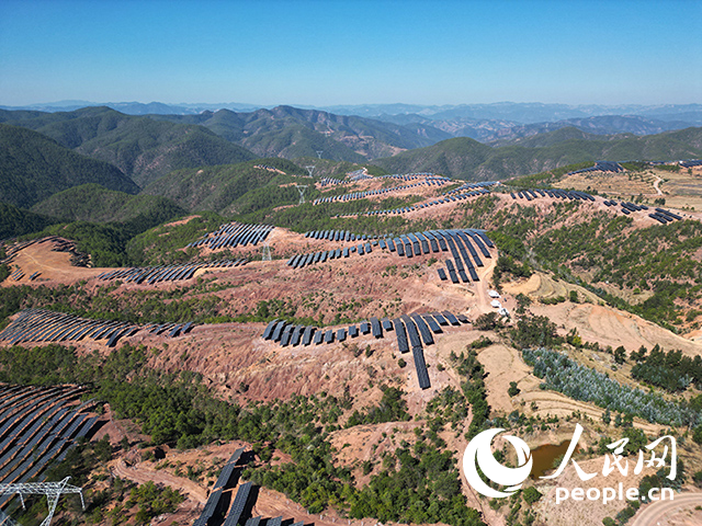 云南南華羅文村的山坡上，一塊塊光伏板連接成片。人民網(wǎng)記者 程浩攝