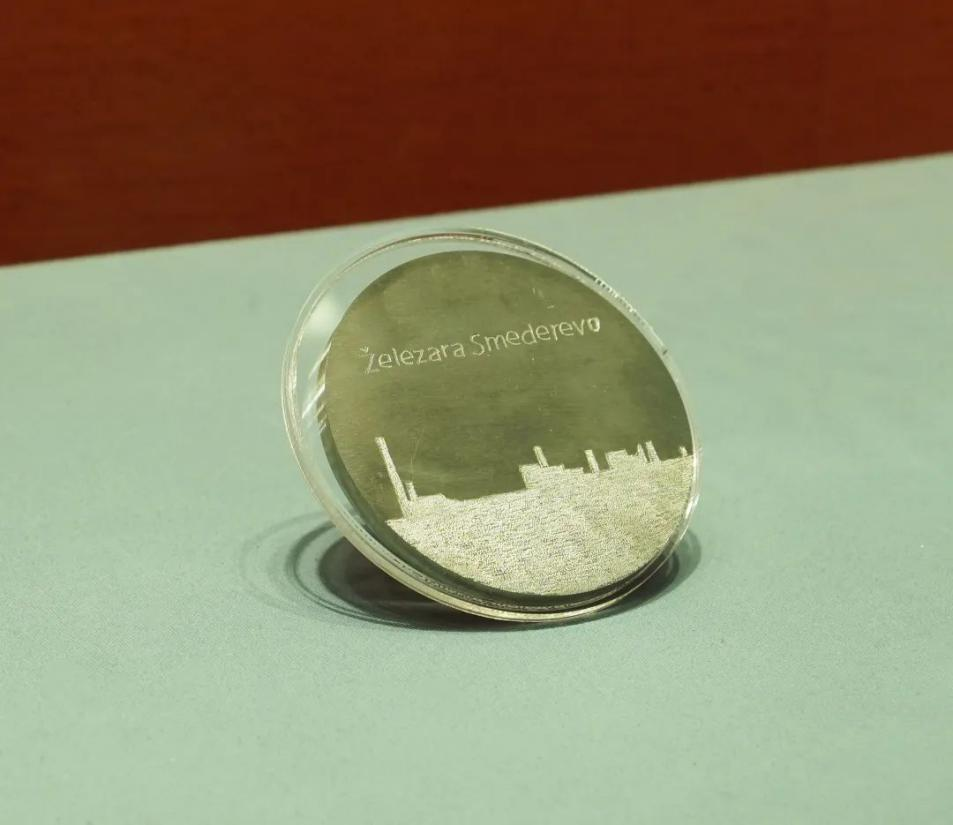 2016年6月，塞爾維亞斯梅戴雷沃鋼廠工人贈(zèng)送習(xí)近平主席的鋼板雕刻工廠剪影紀(jì)念牌。胡楊 攝