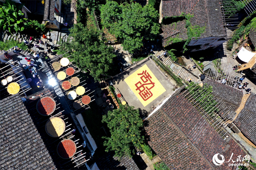 篁嶺曬秋大媽用農(nóng)作物曬出“活力中國(guó)”。人民網(wǎng)記者 時(shí)雨攝