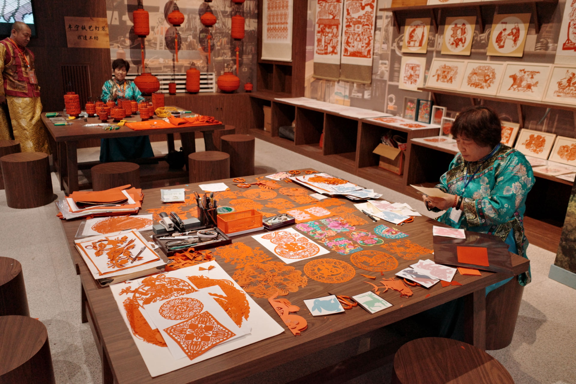 “氣象萬千——中國非遺保護(hù)實(shí)踐主題展”上，非遺傳承人現(xiàn)場展示。人民網(wǎng)記者 劉微攝