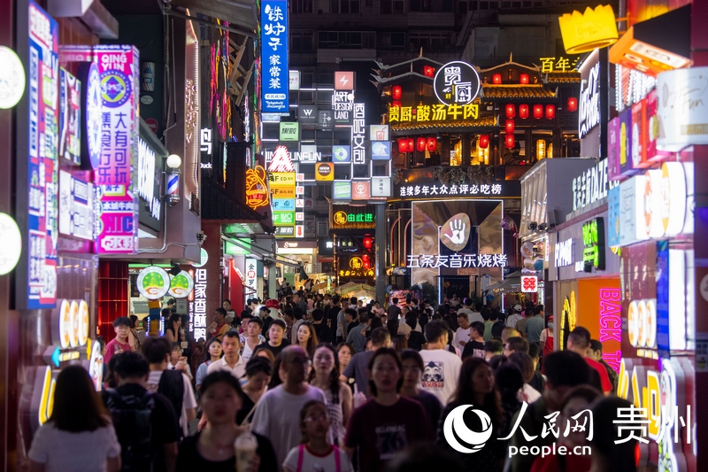 6月21日，貴陽，青云市集內游人如織。人民網(wǎng)記者 翁奇羽攝