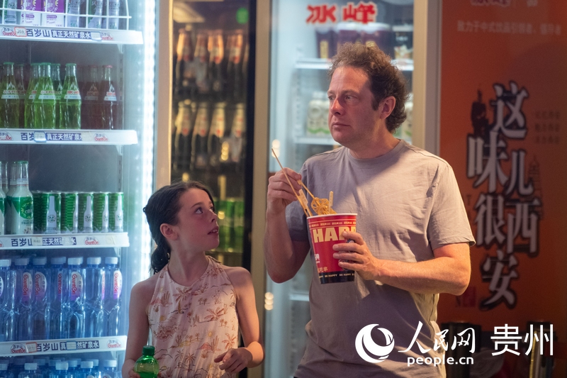 6月21日，貴陽青云市集內，游客邊逛邊吃。人民網(wǎng)記者 翁奇羽攝