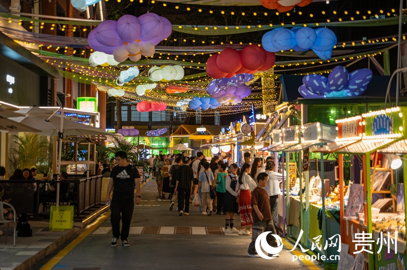 6月21日，貴陽新印廠霓虹閃爍，映照城市夜生活。人民網(wǎng) 陽茜攝