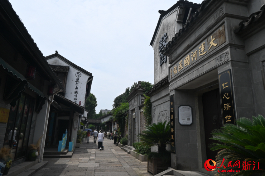 運(yùn)河邊的老建筑被完好保存下來。人民網(wǎng)記者 張麗瑋攝