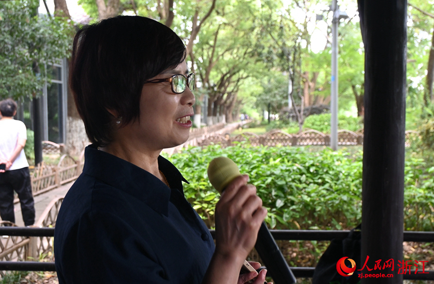 面向運(yùn)河，任國萍放聲歌唱。人民網(wǎng)記者 張麗瑋