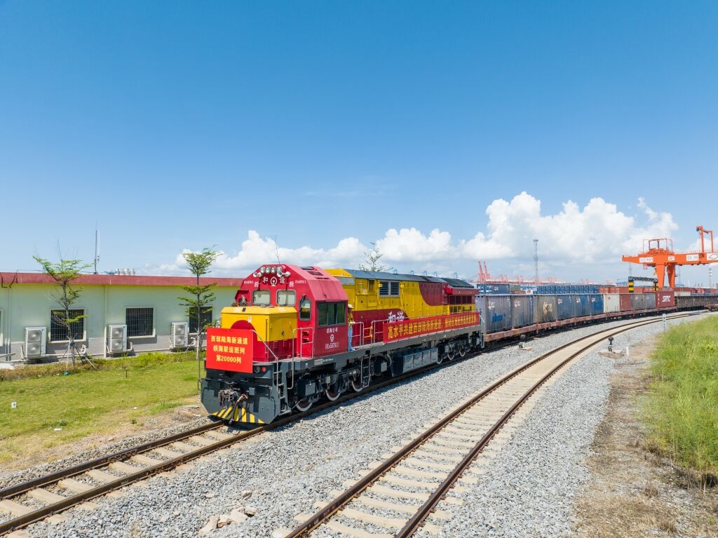 01 陸海新通道第20000列班車(chē)。陸海新通道運(yùn)營(yíng)公司供圖