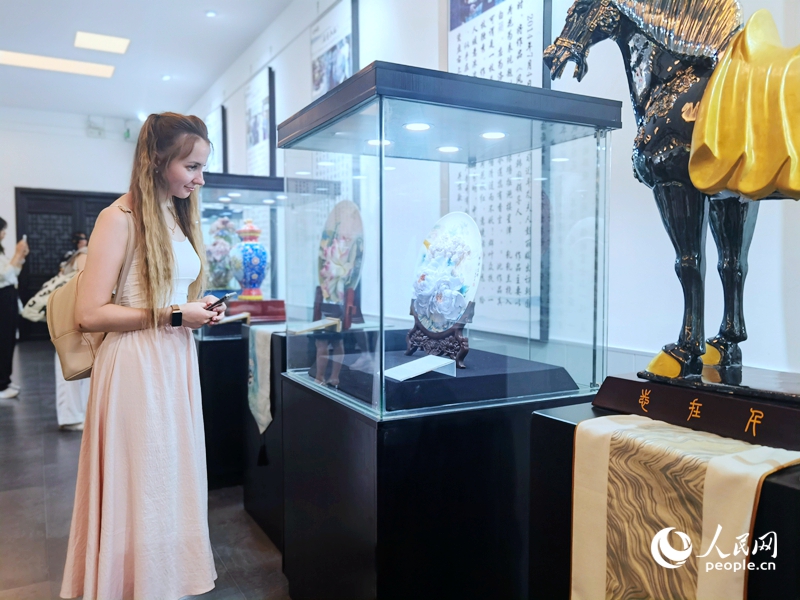 來自白俄羅斯的留學(xué)生喀秋莎駐足欣賞牡丹瓷。人民網(wǎng)記者 尚明楨攝