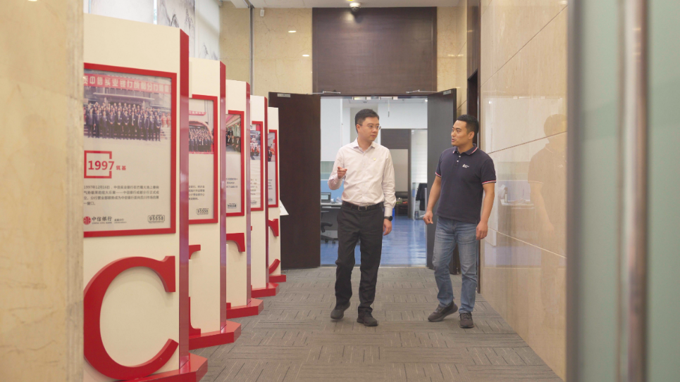 中信銀行成都分行行長(zhǎng)助理李一（左）接受采訪。人民網(wǎng)記者 王紹紹攝