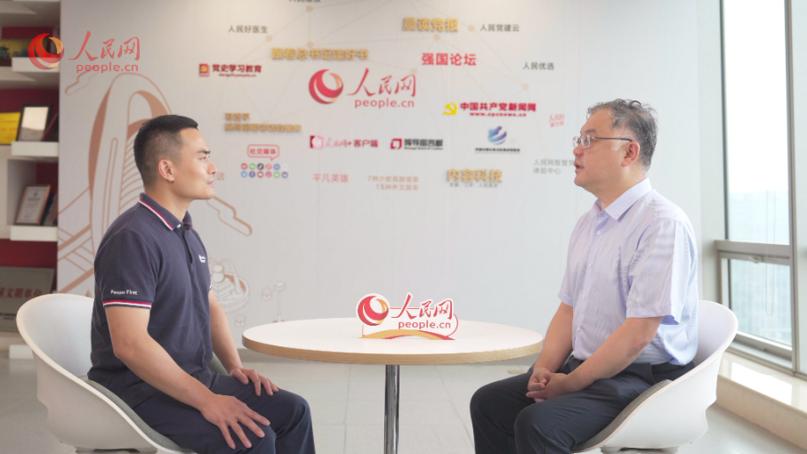 中共中央黨校（國(guó)家行政學(xué)院）國(guó)家治理教研部副主任李江濤（右）接受采訪。人民網(wǎng)記者 王紹紹攝